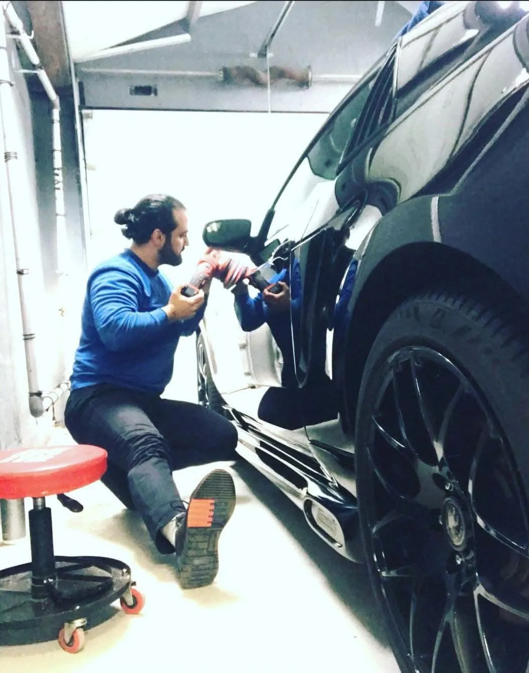Polijsten van een zwarte wagen