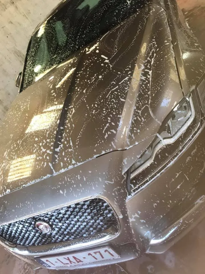 Wagen in het schuim tijdens handcarwash