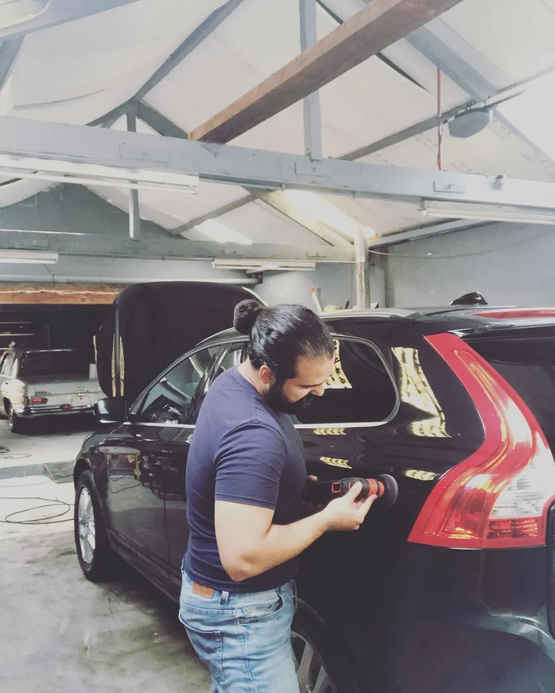 Ehab aan het werk aan een Volvo