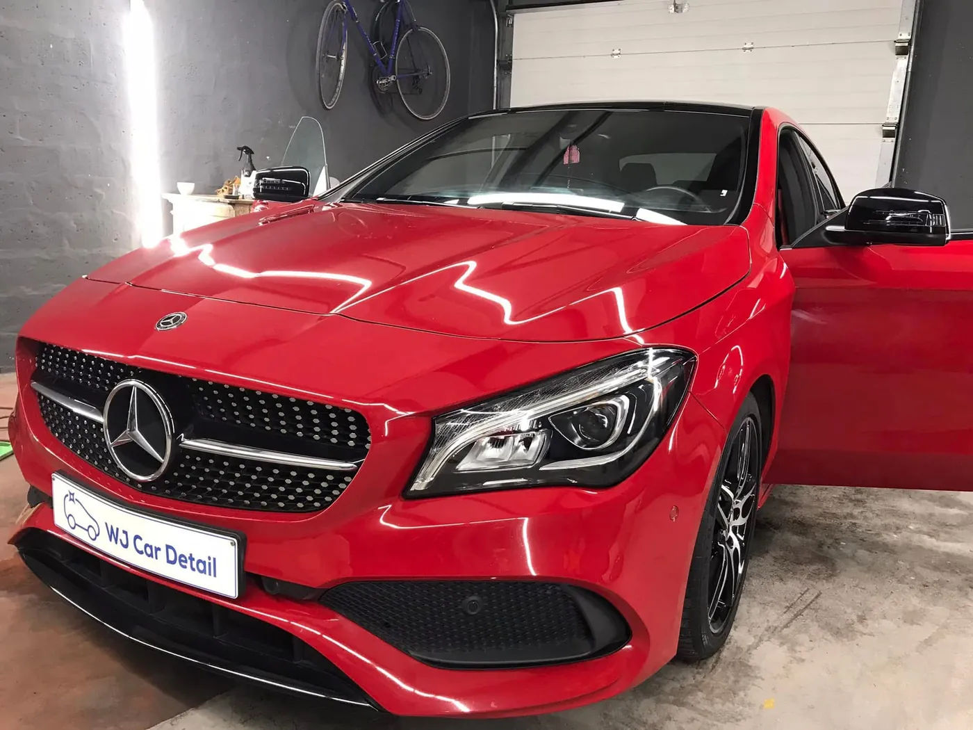 Rode Mercedes CLA met diepe glans