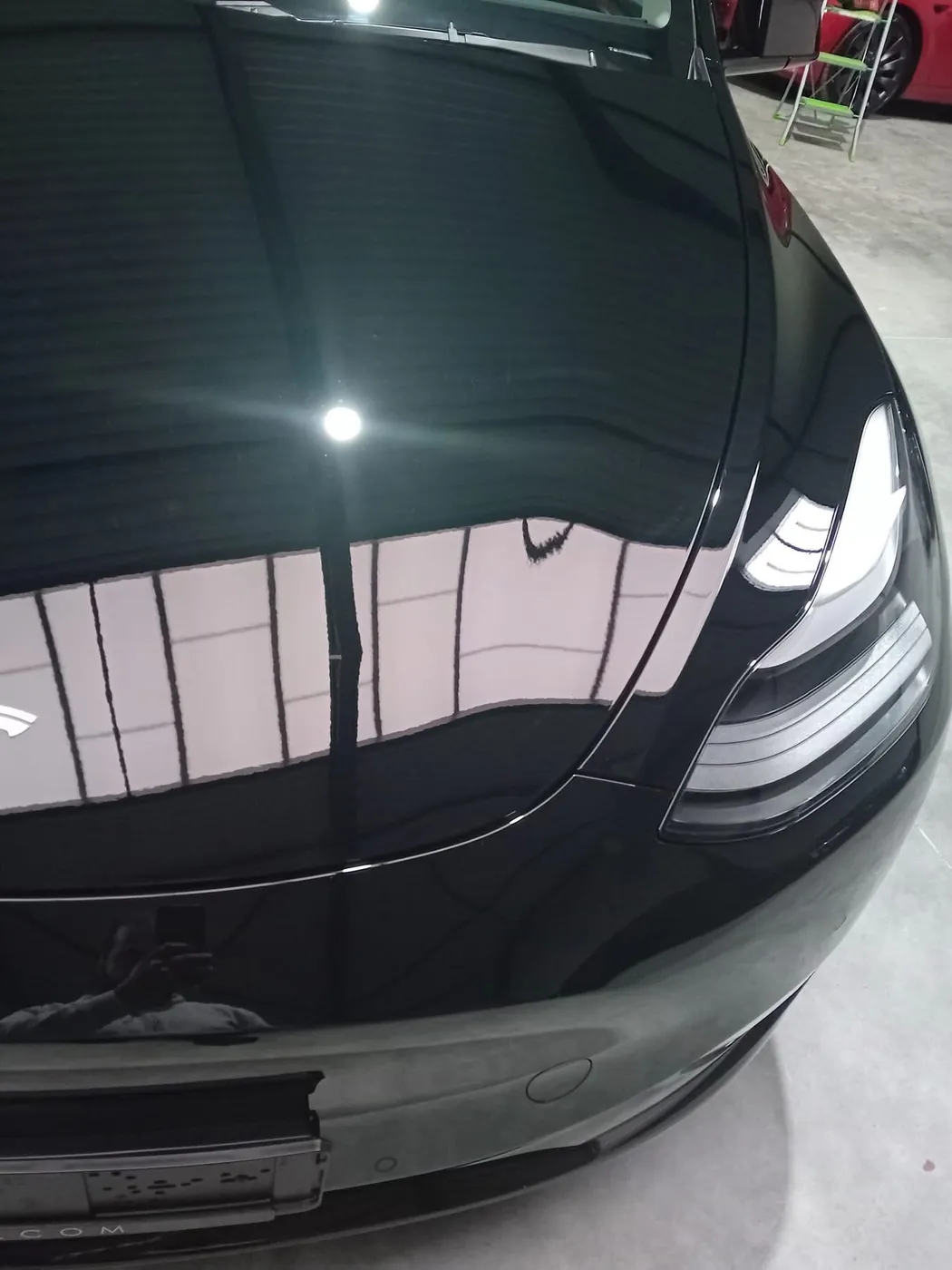 Diepe glans op zwarte lak na coating